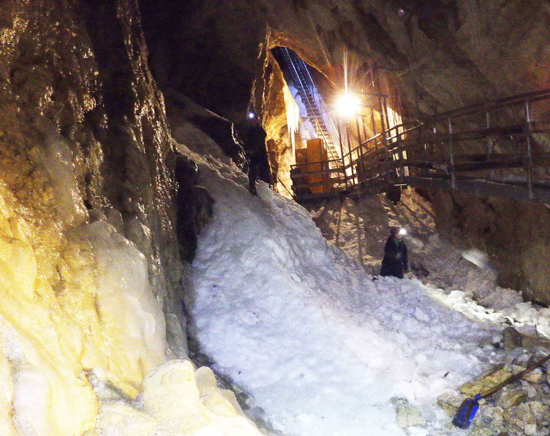 Wie in einer anderen Welt: Die Eis- und Tropfsteinhöhle Hundalm in Tirol. Foto: S. Uhl