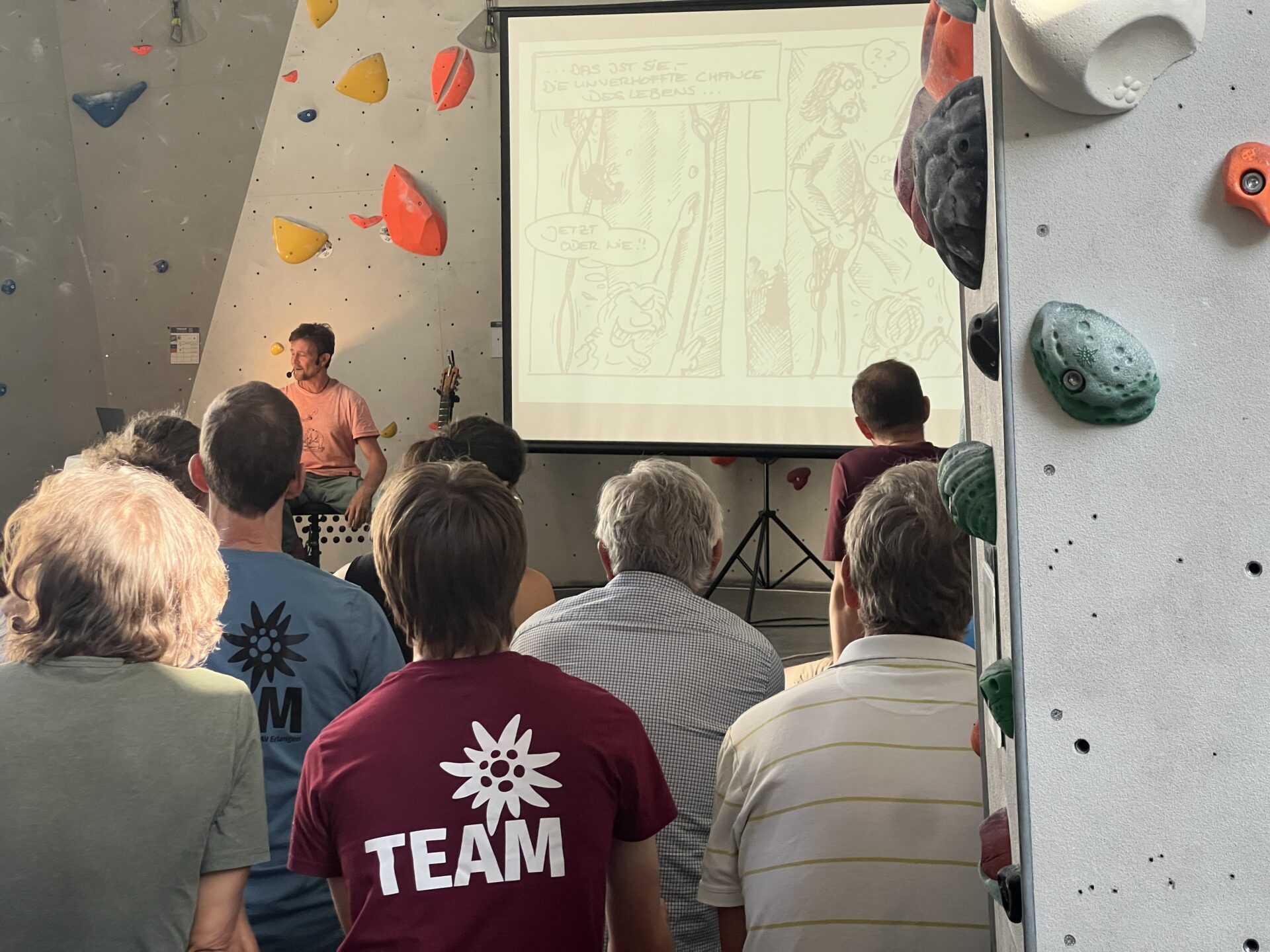 Viel zu lachen gab es bei der Live-Show von Comiczeichner und Liedermacher Erbse beim Personal- und Ehrenamtsfest des DAV Erlangen. Foto: T. Silberhorn