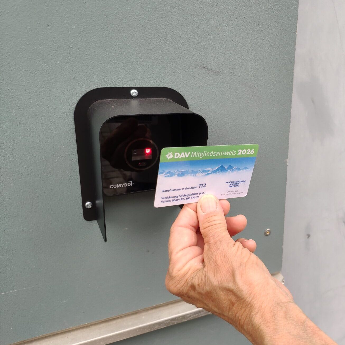 Dein Weg ins DAV Boulderzentrum: DAV-Ausweis oder QR-Code am Türöffner scannen. Foto: K. Brock