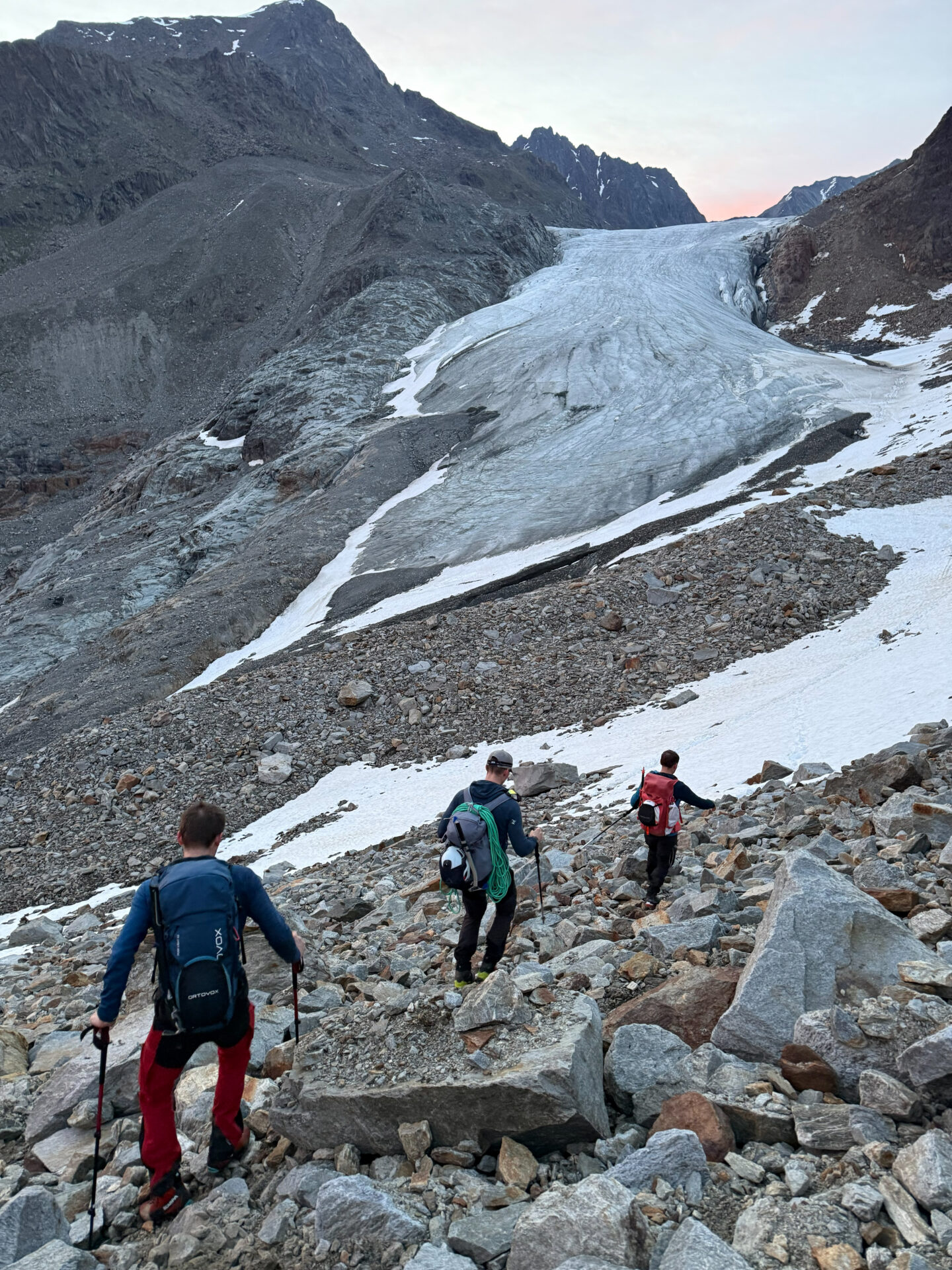 Der Gletscher ist in Sichtweite: Grundkurs Hochtouren mit dem DAV Erlangen. Foto: David Münch Der Gletscher ist in Sichtweite: Grundkurs Hochtouren mit dem DAV Erlangen. Foto: David Münch