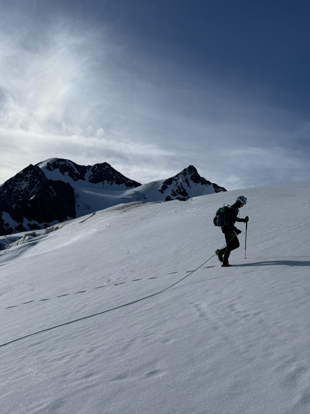 Übers Schneefeld Richtung Gipfel: Beim Grundkurs Hochtouren lernten die Teilnehmenden auch das Gehen in Seilschaften. Foto: David Münch Übers Schneefeld Richtung Gipfel: Beim Grundkurs Hochtouren lernten die Teilnehmenden auch das Gehen in Seilschaften. Foto: David Münch