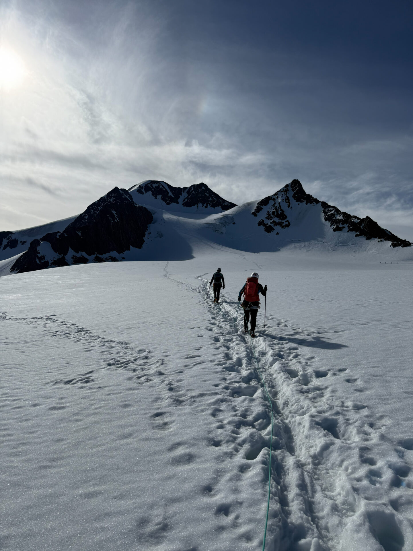 Übers Schneefeld Richtung Gipfel: Beim Grundkurs Hochtouren lernten die Teilnehmenden auch das Gehen in Seilschaften. Foto: David Münch Übers Schneefeld Richtung Gipfel: Beim Grundkurs Hochtouren lernten die Teilnehmenden auch das Gehen in Seilschaften. Foto: David Münch