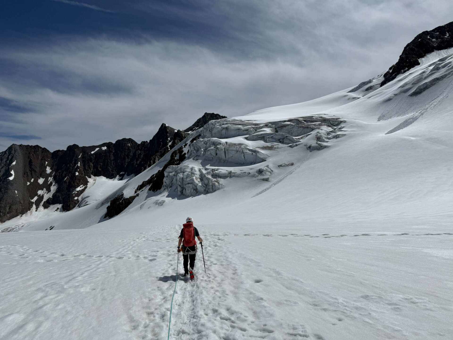 Übers Schneefeld Richtung Gipfel: Beim Grundkurs Hochtouren lernten die Teilnehmenden auch das Gehen in Seilschaften. Foto: David Münch Übers Schneefeld Richtung Gipfel: Beim Grundkurs Hochtouren lernten die Teilnehmenden auch das Gehen in Seilschaften. Foto: David Münch