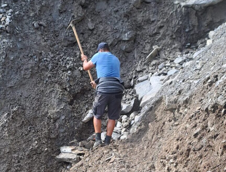 Ungewöhnlicher Einsatz des Bauhofs Längenfeld: Wegebau nach Murenabgang im Gebirge. Foto: Ötztal Tourismus