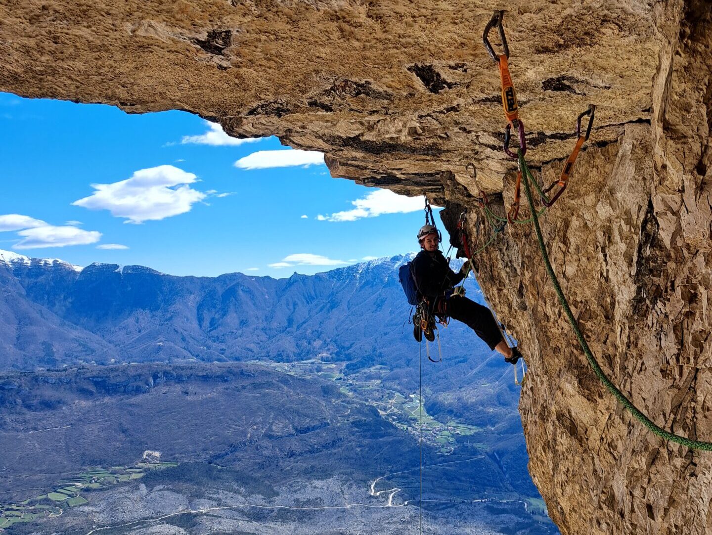Viel Luft unter dem Hintern - so hat es Ole beim Klettern am liebsten. Foto: Tim Goller