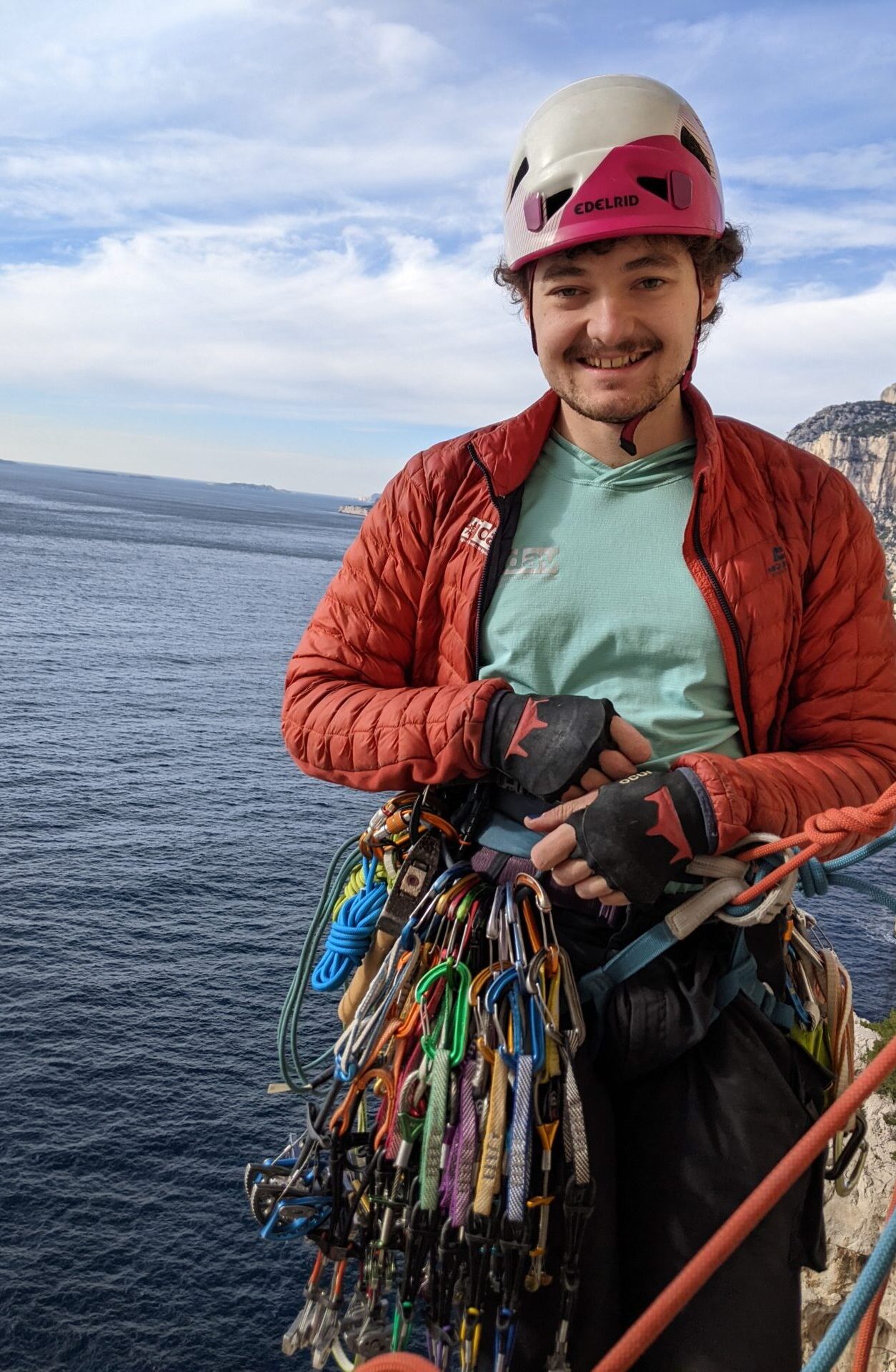 Liebste Kopfbedeckung: Helm. Foto: Markus Lobmaier