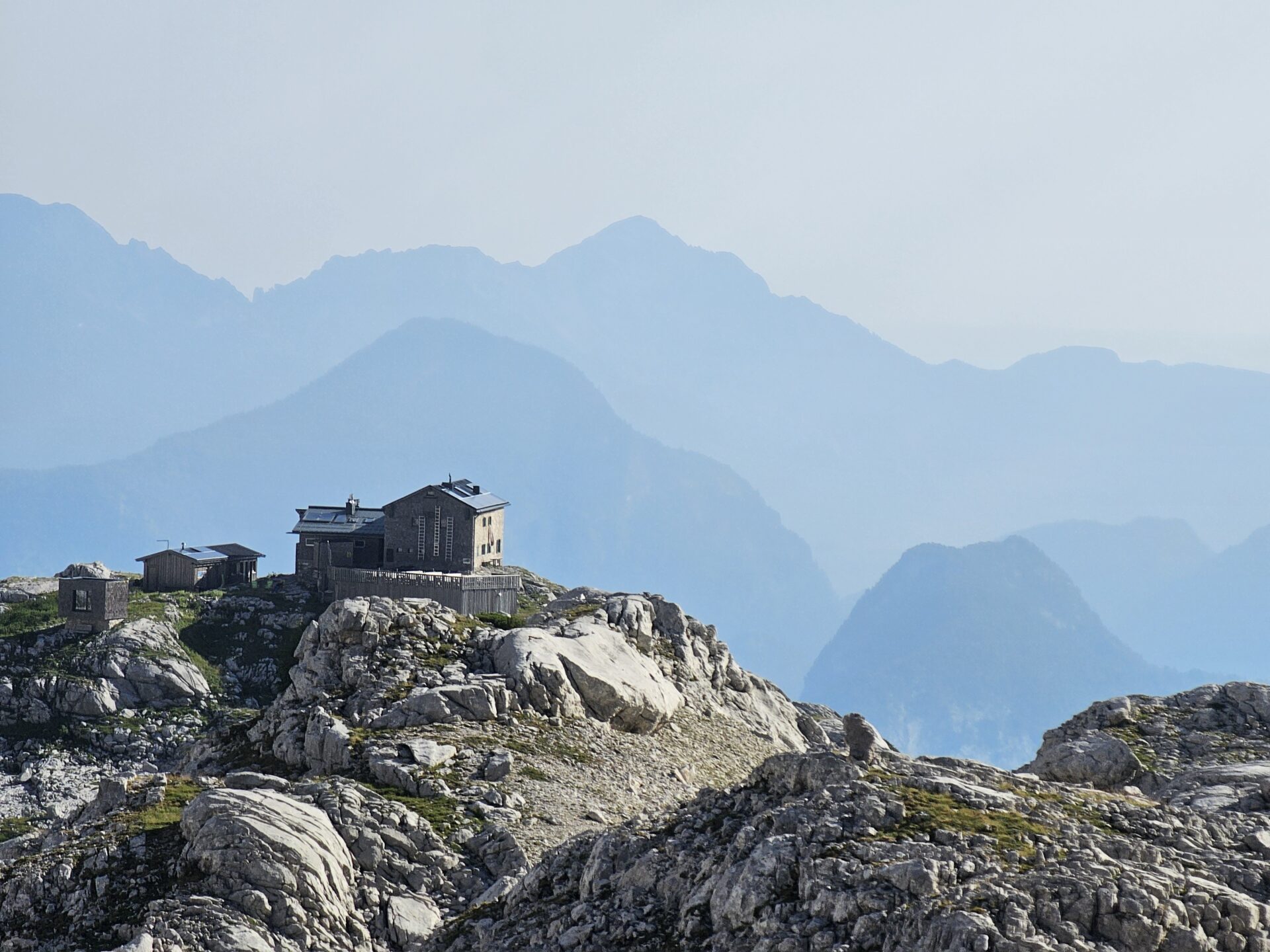 Urig und toll gelegen: Die Schmidt-Zabierow-Hütte in den Loferer Steinbergen. Foto: Jakob Walter