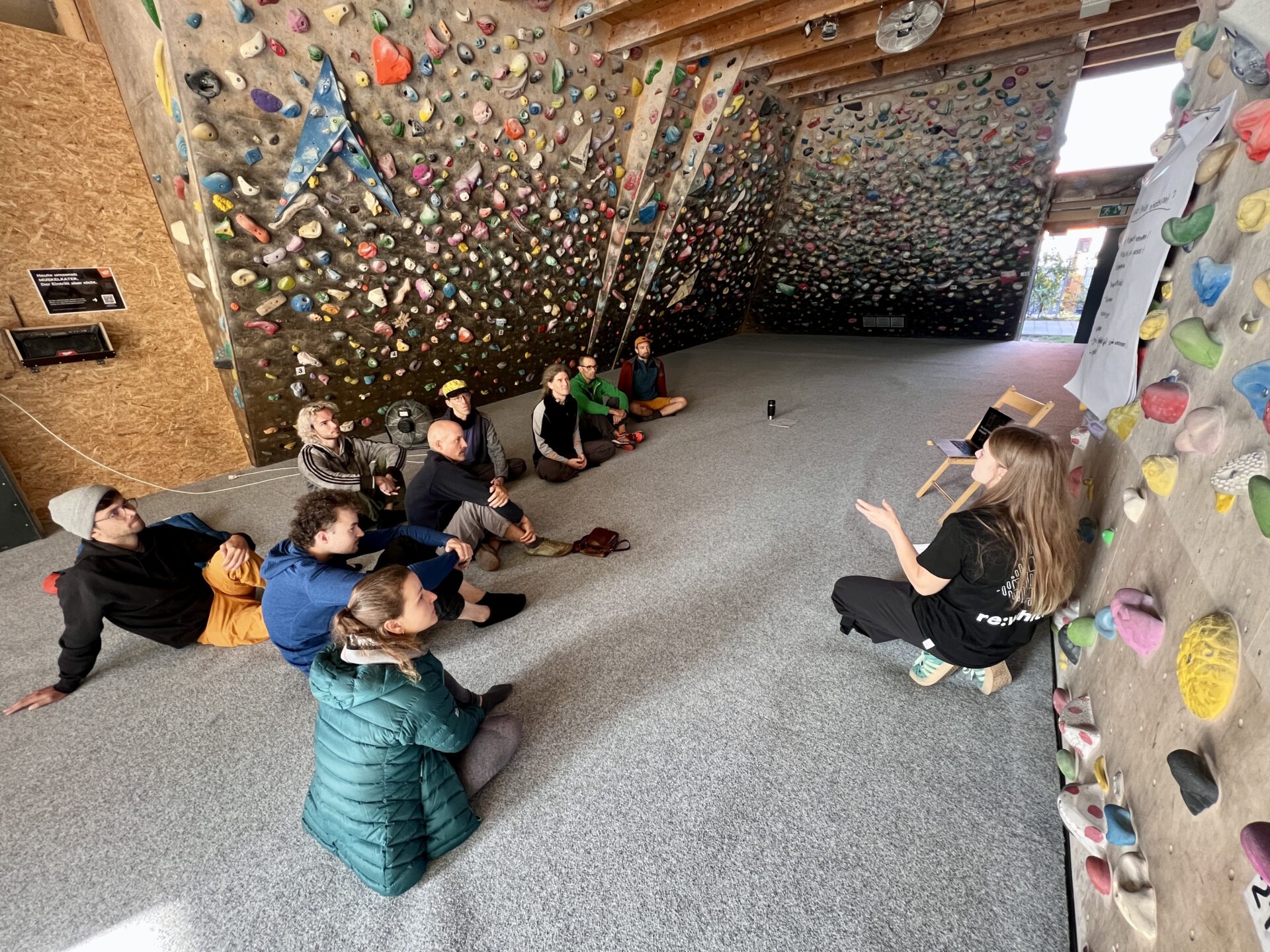 Routenbau ist Teamsache, das wurde beim Workshop im DAV Boulderzentrum ganz klar. Foto: T. Silberhorn
