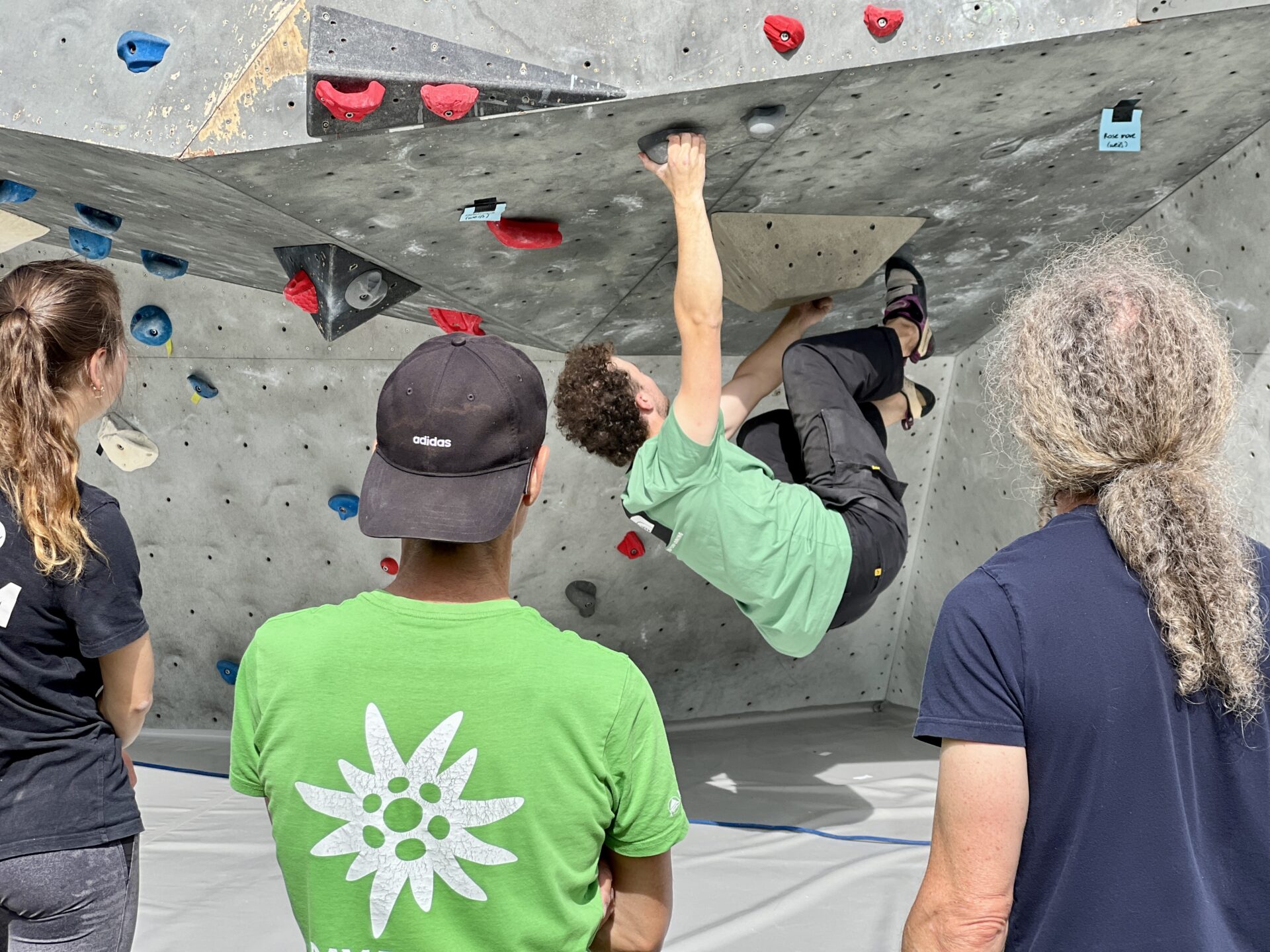 Testen: Proviziert der Boulder die gewünschten Bewegungsabläufe? Foto: T. Silberhorn Testen: Proviziert der Boulder die gewünschten Bewegungsabläufe? Foto: T. Silberhorn