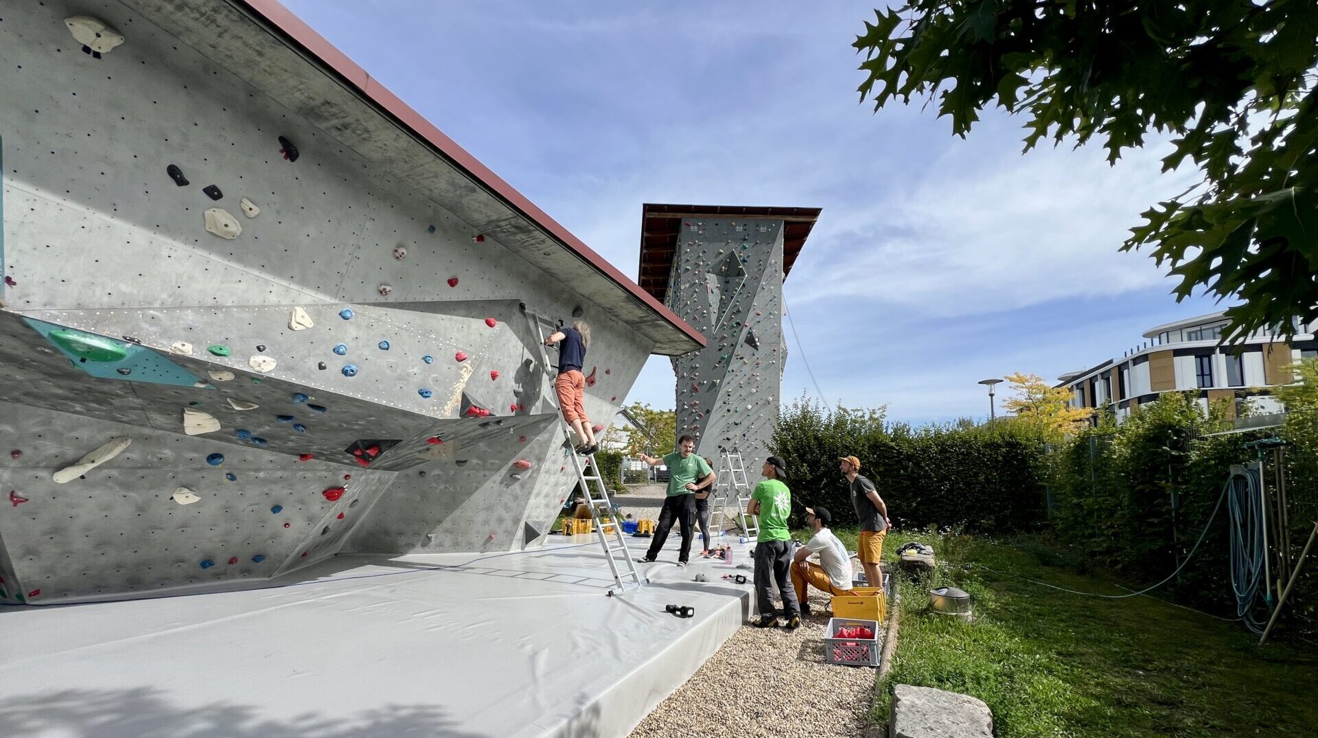 Es wird probiert und justiert, bis auch der letzte Boulder ist, wie er sein soll. Foto: T. Silberhorn Es wird probiert und justiert, bis auch der letzte Boulder ist, wie er sein soll. Foto: T. Silberhorn