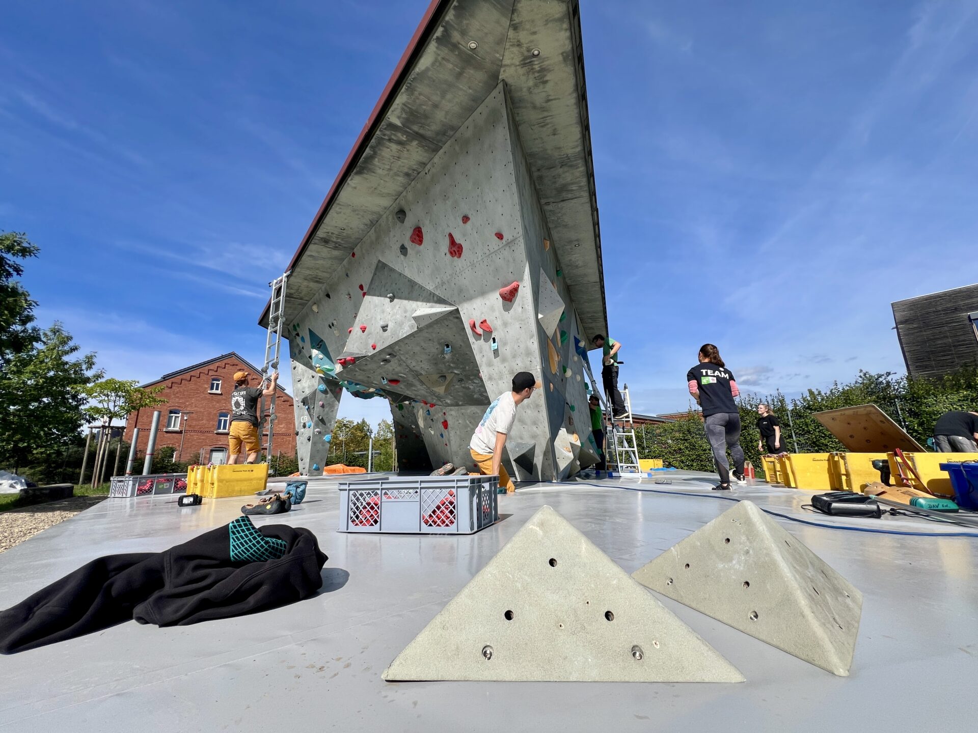 Material vorbereiten, Wände leerschrauben - auch das gehört zum Routenbau. Foto: T. Silberhorn