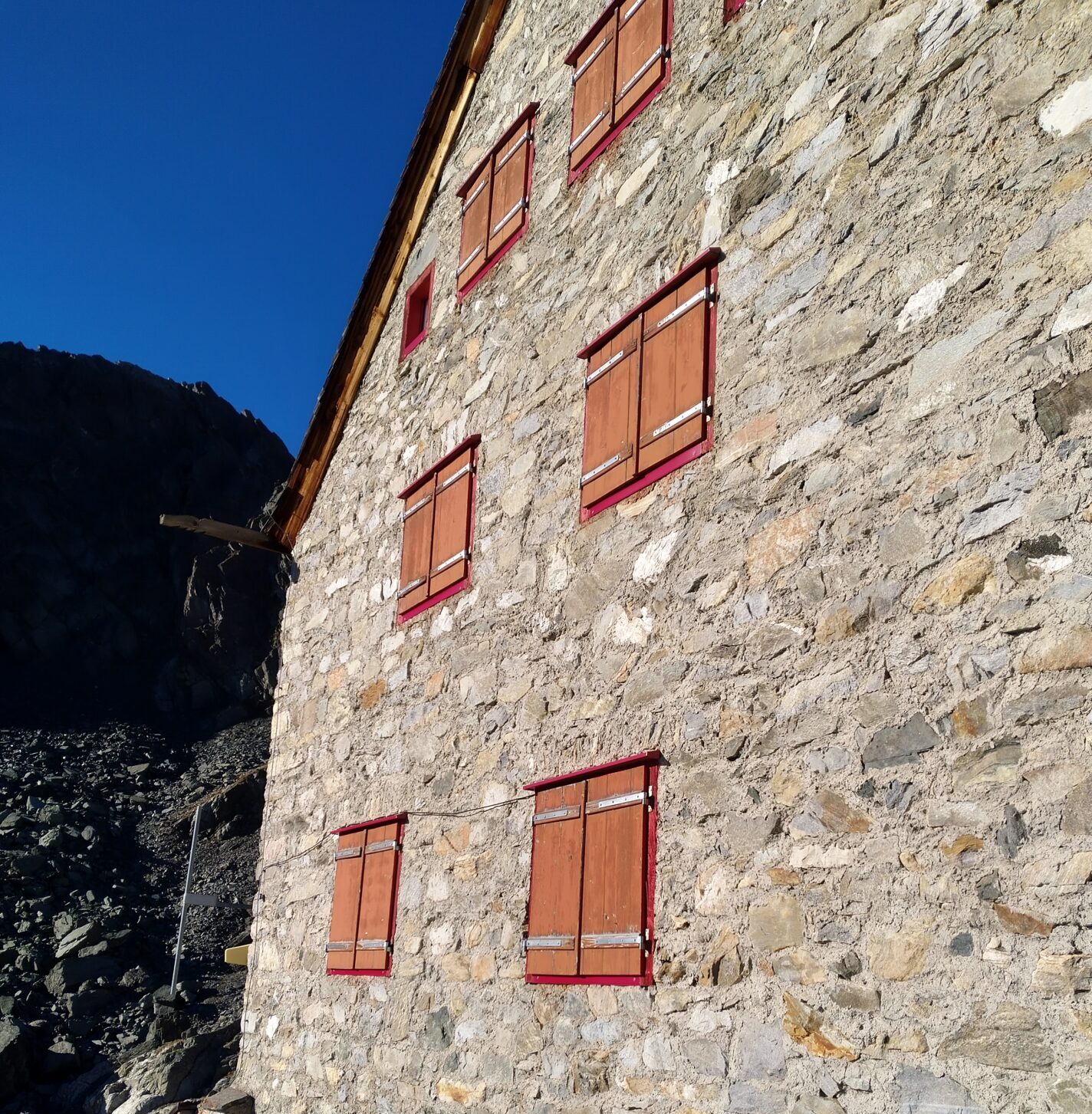 Verriegelt und verrammelt: Die Erlanger Hütte liegt im Winterschlaf. Foto: A. Hammer