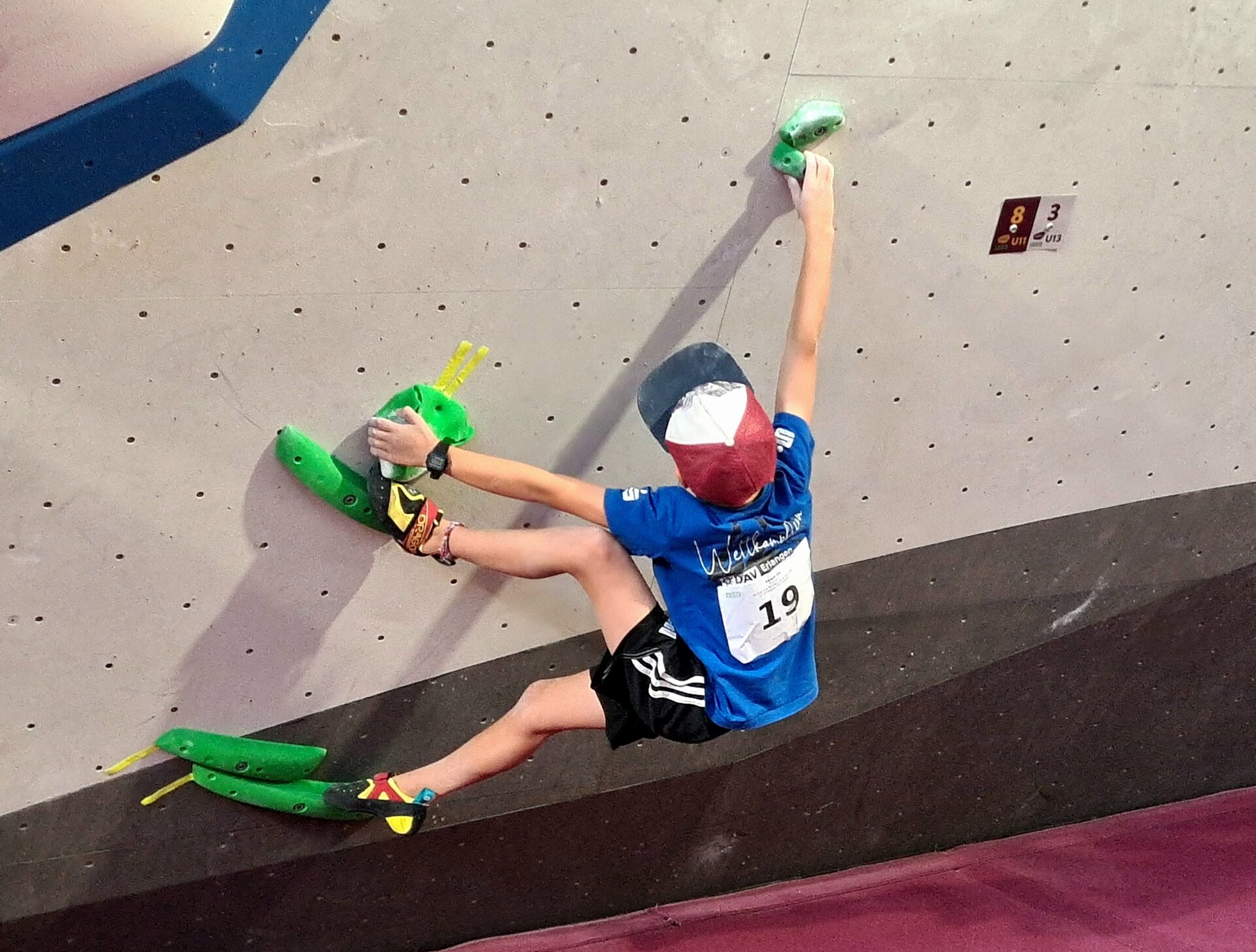 Ole Kampf aus der Erlanger Wettkampfjugend, bouldert richtig stark. Foto: Karl Seeger