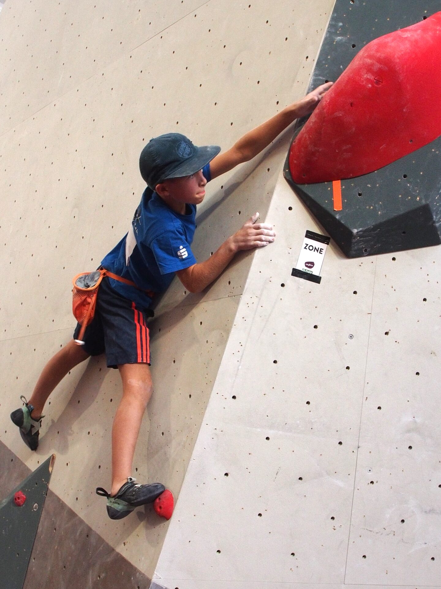 Erreichte mit Platz 6 die Top Ten beim Kids Cup Bouldern: Emil Kampf. Foto: Karl Seeger Erreichte mit Platz 6 die Top Ten beim Kids Cup Bouldern: Emil Kampf. Foto: Karl Seeger
