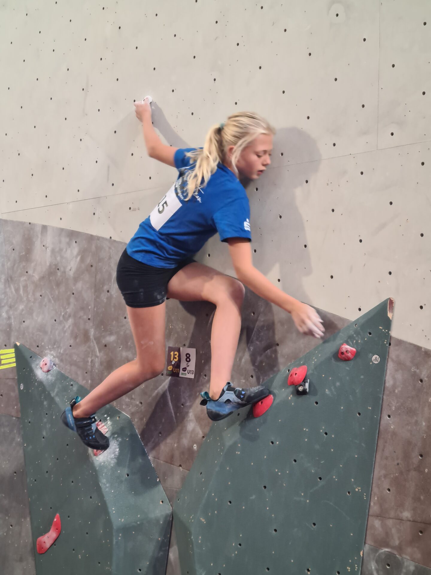 Emma Beck gab alles und erreichte einen beachtlichen Platz 16 beim Kids Cup Bouldern. Foto: Karl Seeger Emma Beck gab alles und erreichte einen beachtlichen Platz 16 beim Kids Cup Bouldern. Foto: Karl Seeger