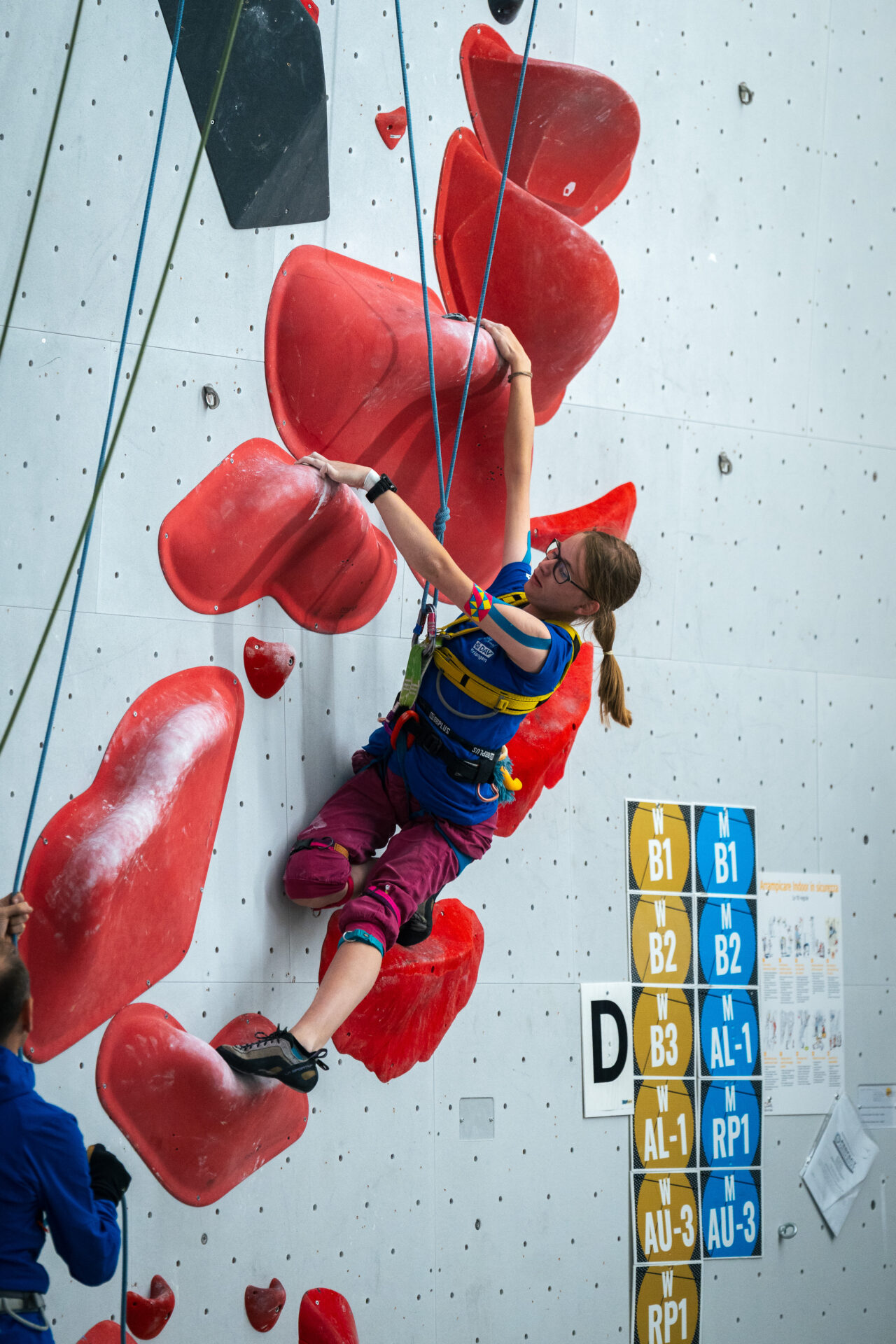Trotz Überhang und großer Griffe kämpft Jule sich nach oben. Foto: outThere Collective/italiaclimbing Trotz Überhang und großer Griffe kämpft Jule sich nach oben. Foto: outThere Collective/italiaclimbing