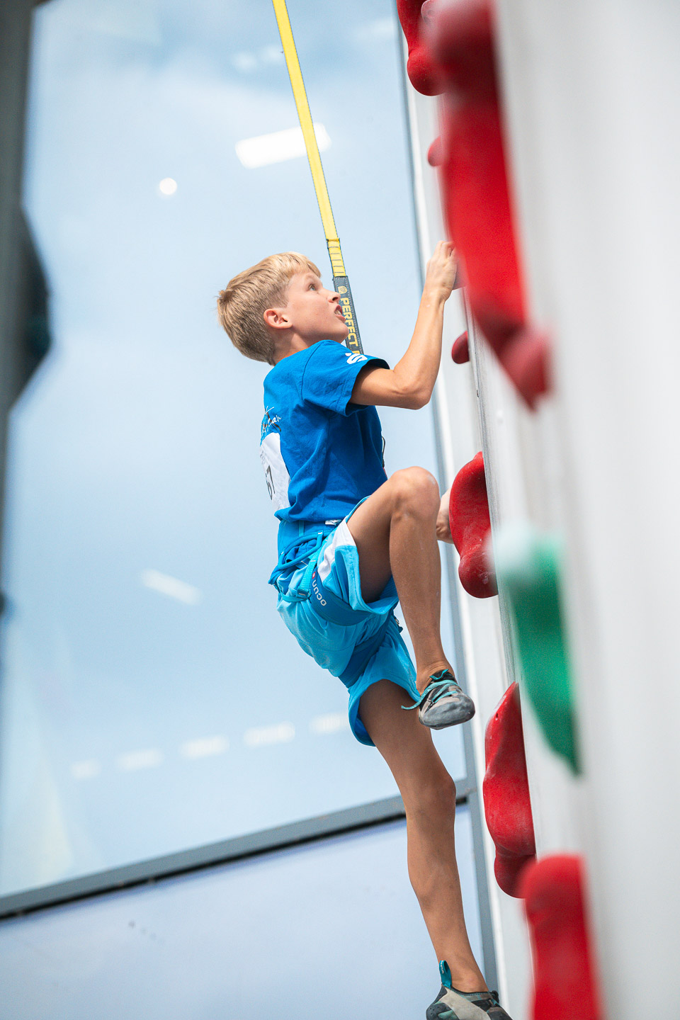 Speedklettern gehört auch bei den Jüngsten schon zum Programm: Jonah Schulz trat für Erlangen in der U13 an. Foto: Kroha Fotografie