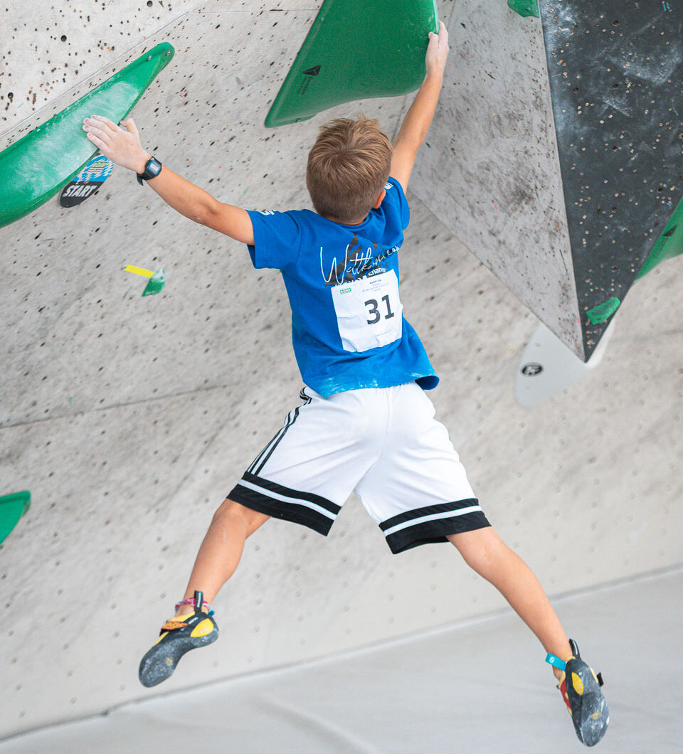 Ole Kampf gibt alles bei den schweren Bouldern der U11. Foto: Kroha Fotografie
