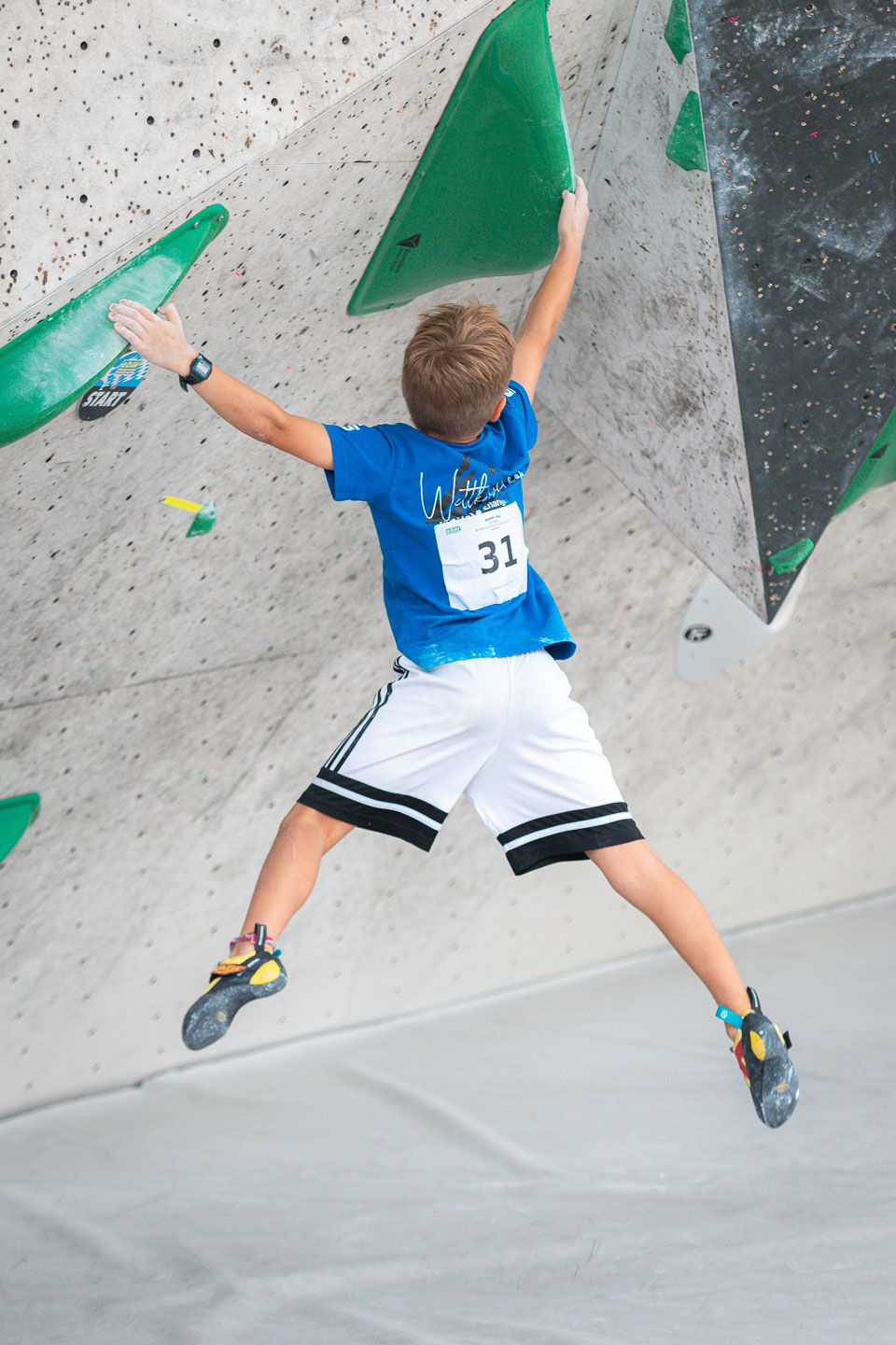 In der U11 - hier Ole Kampf - waren die Boulder richtig schwer geschraubt. Foto: Kroha Fotografie