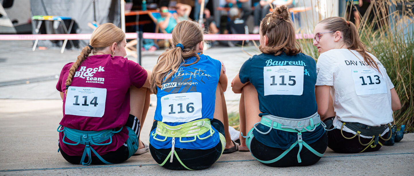 Konkurrenz ja, aber auch gegenseitiger Support – das macht die ganz besondere Atmosphäre von Kletterwettkämpfen aus. Foto: Kroha Fotografie Konkurrenz ja, aber auch gegenseitiger Support - das macht die ganz besondere Atmosphäre von Kletterwettkämpfen aus. Foto: Kroha Fotografie